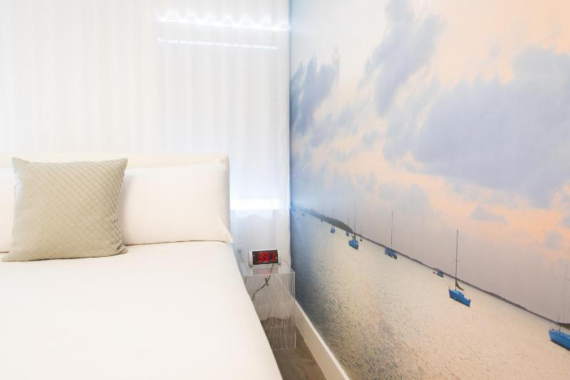 President Villa Traditional One Queen Bedroom image 3