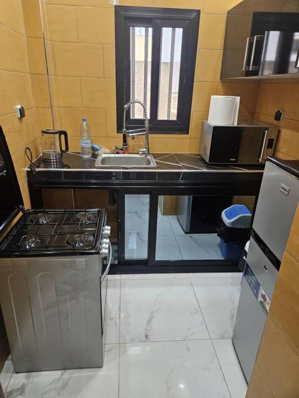 Studio meublé Dakar Sénégal Chambre  salon  toilette et cuisine séparés - image 7