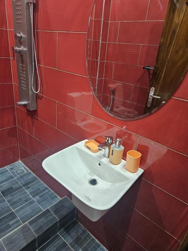 Studio meublé Dakar Sénégal Chambre  salon  toilette et cuisine séparés - image 8