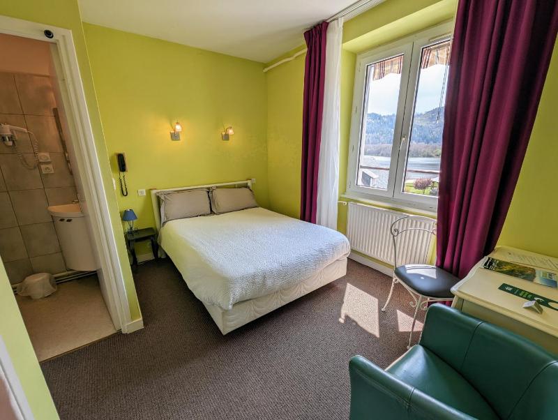 Small Double Room image 4