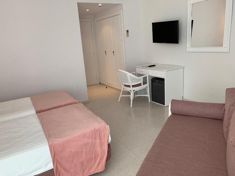 Classic Double Room with lateral sea view and balcony  image 2