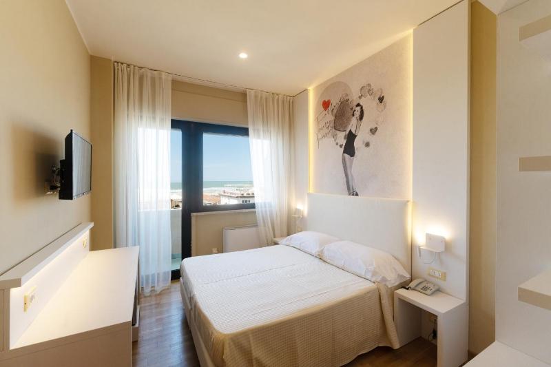 Double Room with Sea View image 4