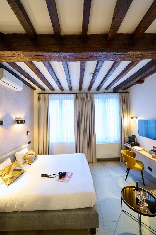 Double Room with Spa Bath image 3