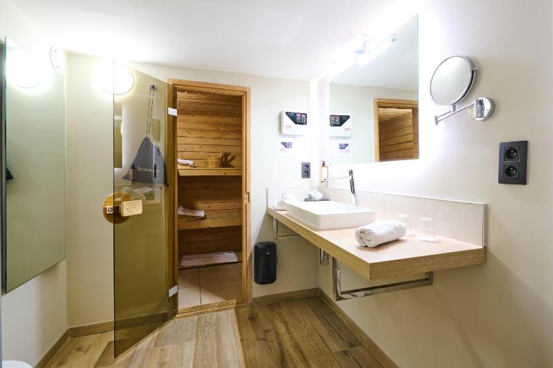 Deluxe Double Room image 3