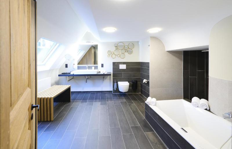 Deluxe Suite with Spa Bath image 3