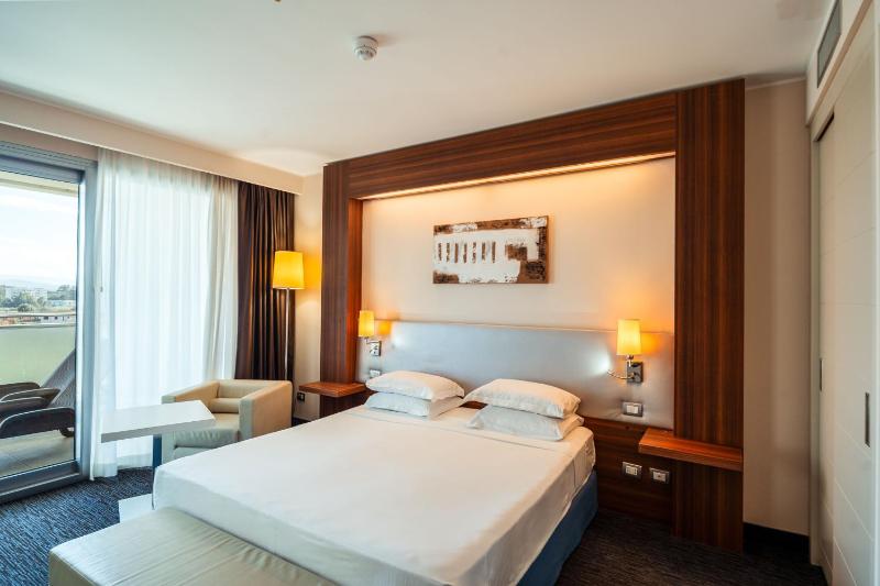 One-Bedroom King Suite with Sofa Bed and Balcony - Harbor View image 1