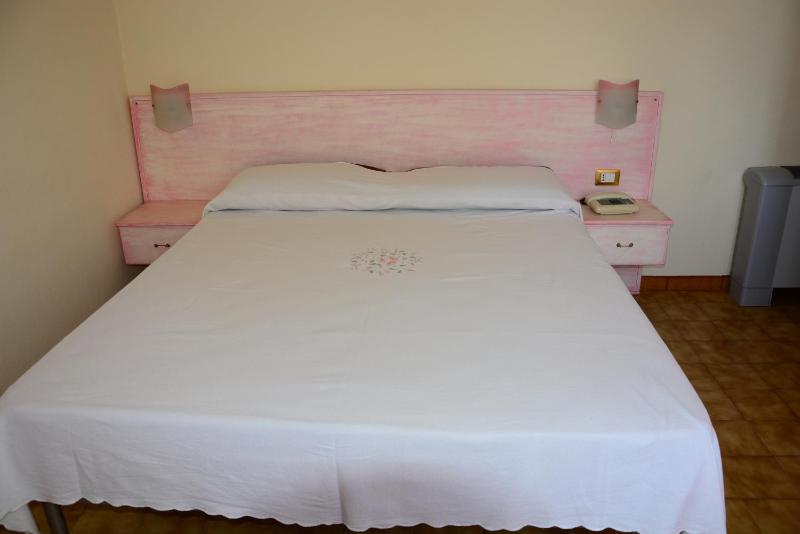 Basic Double Room image 2