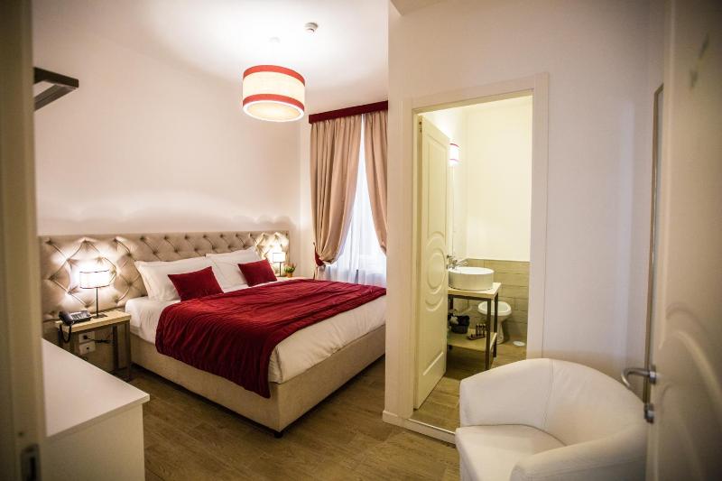 Classic Double Room image 2