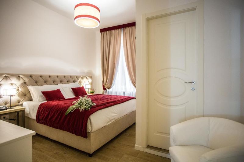 Classic Double Room image 4