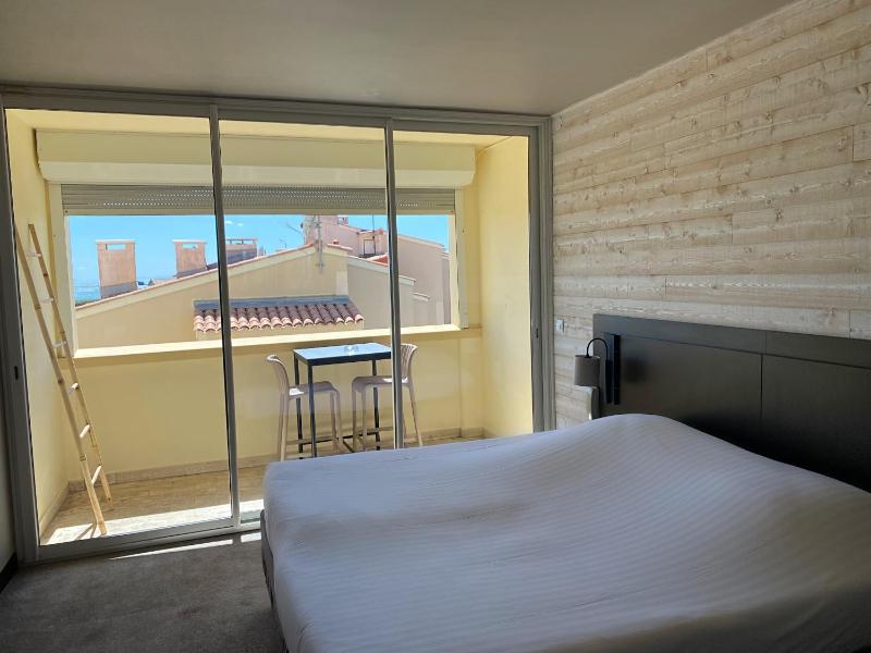 Double Room with Balcony image 3