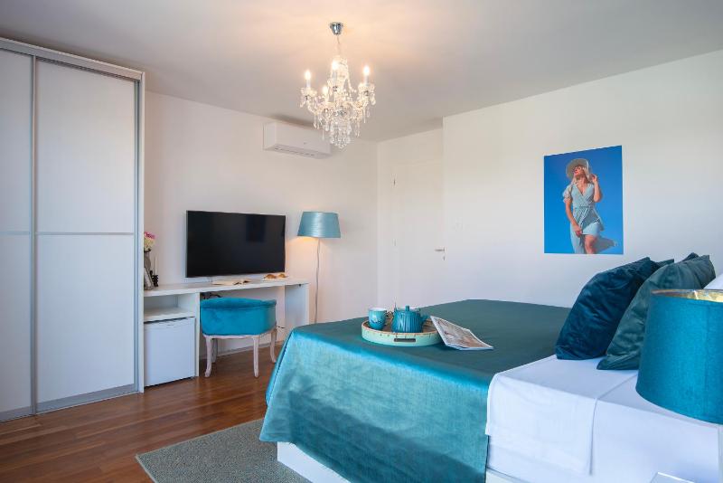 King Room with Pool View image 3