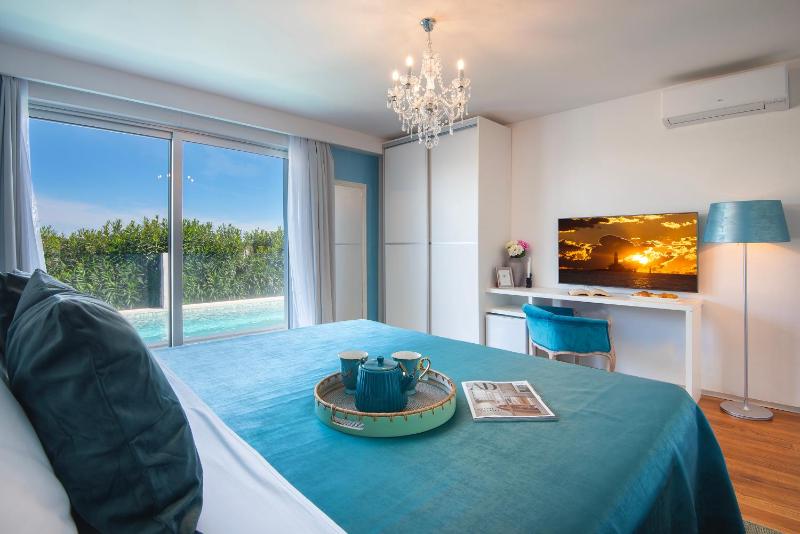 King Room with Pool View image 4