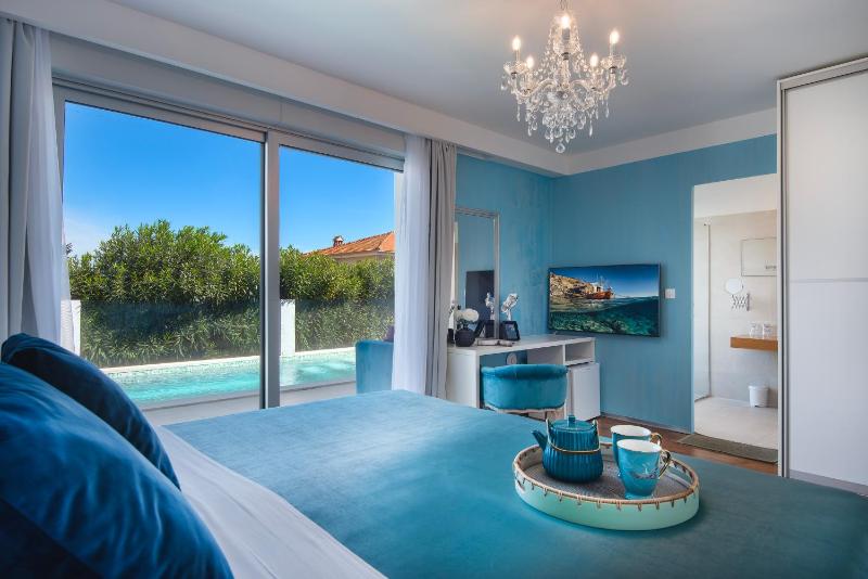 Double Room with Pool View image 3