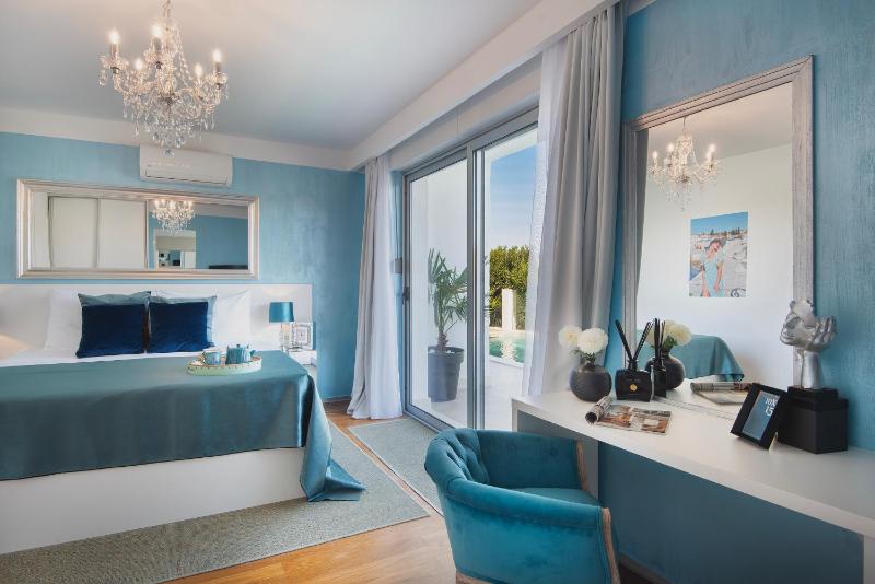 Double Room with Pool View image 4