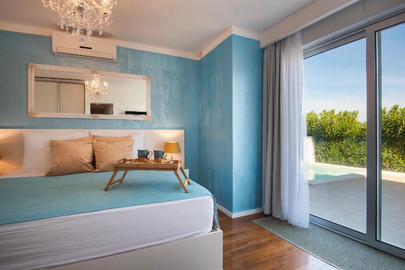 Small Double Room image 3