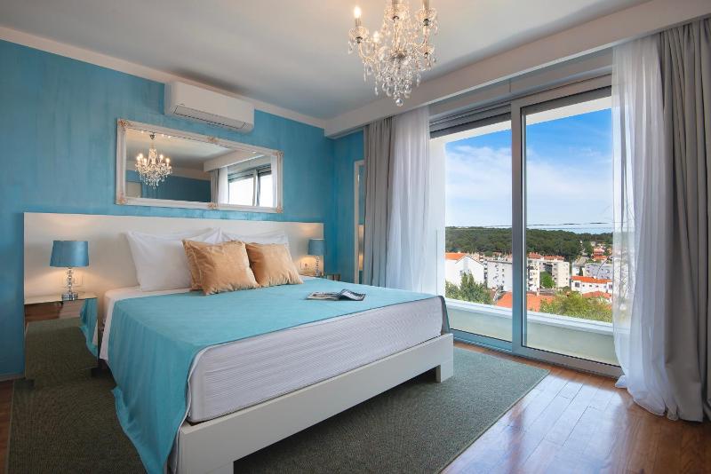 Double Room with Balcony image 4