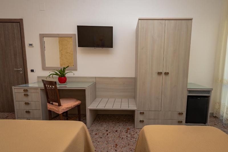 Standard Double Room image 4