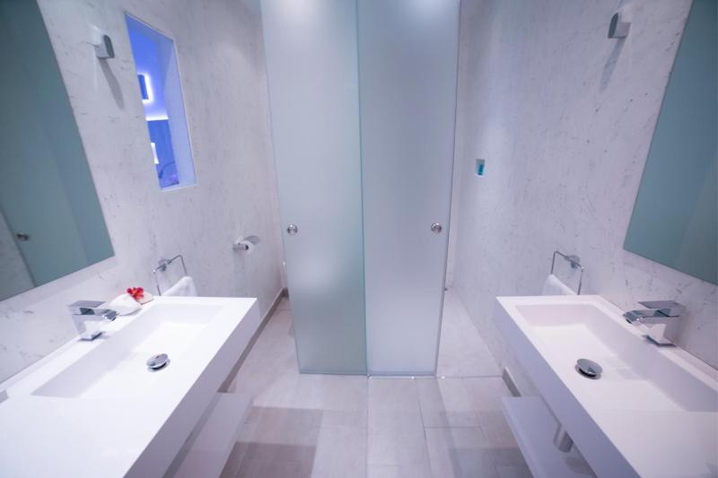Double or Twin Room with Sea View image 4