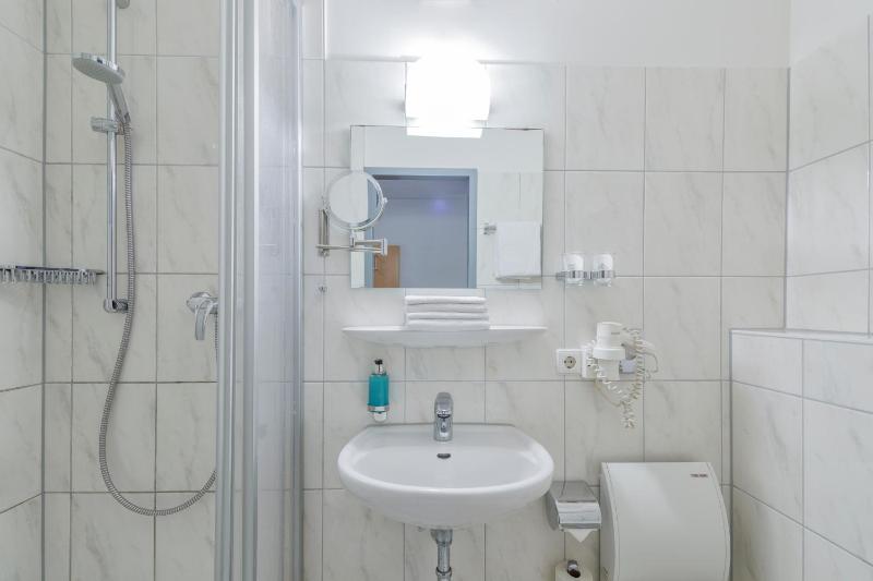 Standard Twin Room image 4