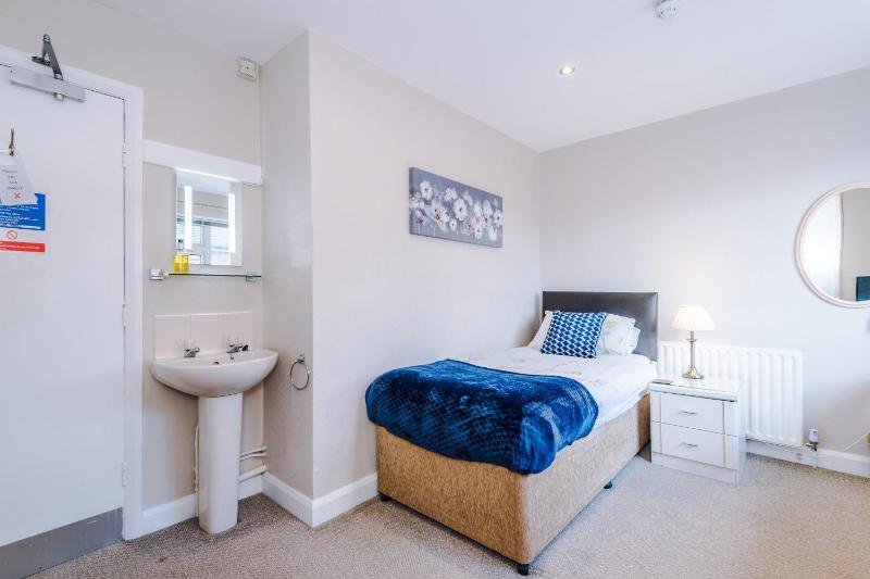 Single Room with Shared Bathroom image 3