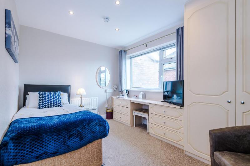 Single Room with Shared Bathroom image 4