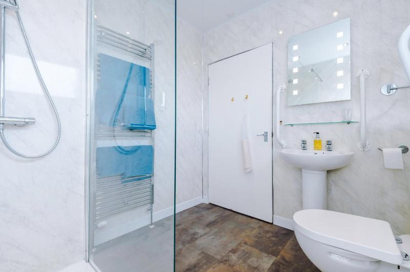 Double Room image 4