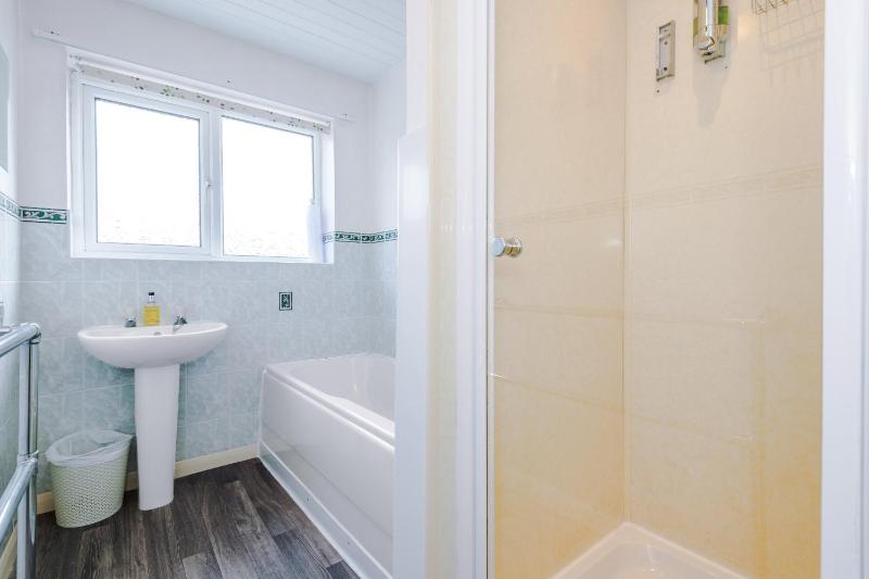 Twin Room with Shared Bathroom image 4