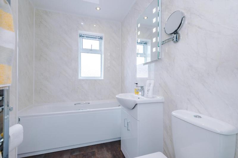 Superior Triple Room image 4