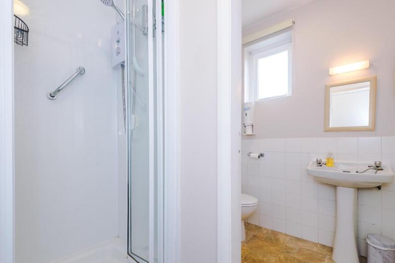 Twin Room with Shared Bathroom image 3