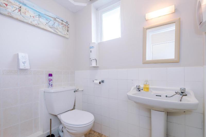 Twin Room with Shared Bathroom image 2