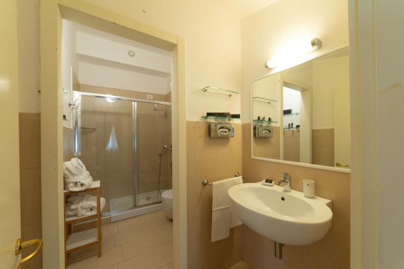 Large Double Room image 2