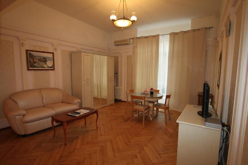 Apartment (3 Adults) - Bolshoy Gnezdnikovskiy Pereulok 10 image 2