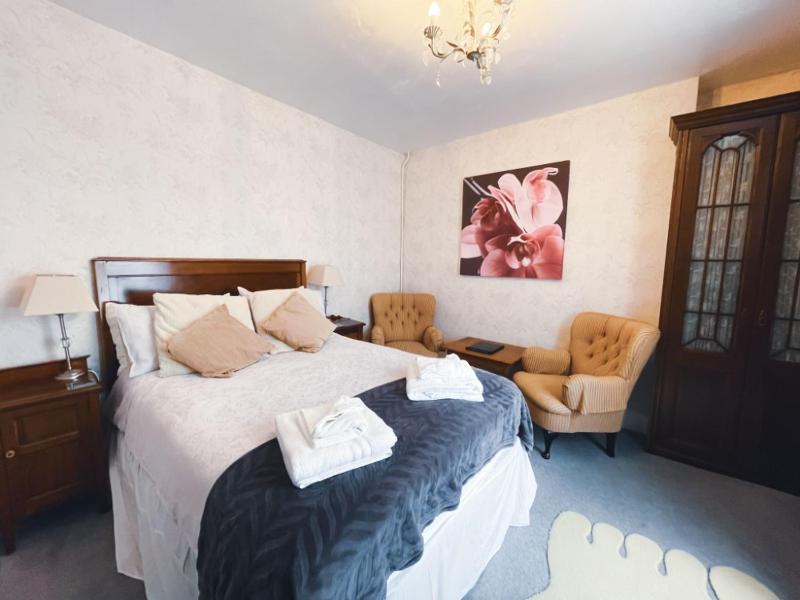 Double Room image 4