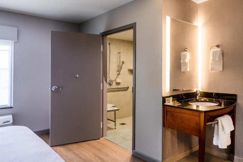 Queen Room with Sofa Bed and Roll-In Shower - Disability Access image 3