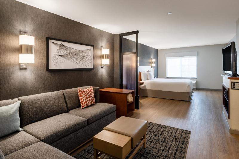 Queen Room with Sofa Bed and Roll-In Shower - Disability Access image 2
