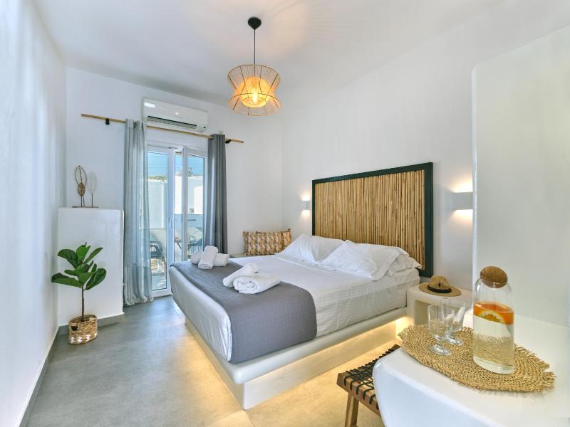 Deluxe Double with Street & Partial Sea View image 4