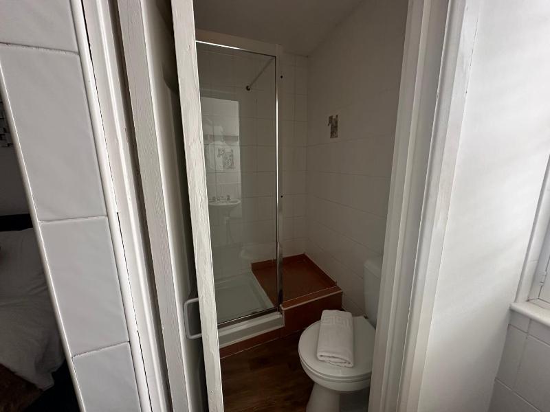 Double Room image 4