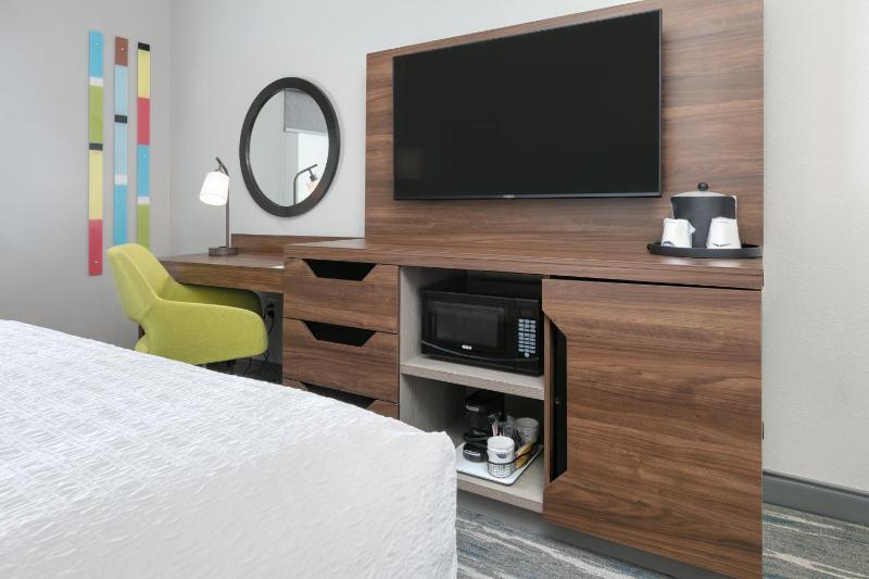 King Room with King Bed - Non-Smoking image 3