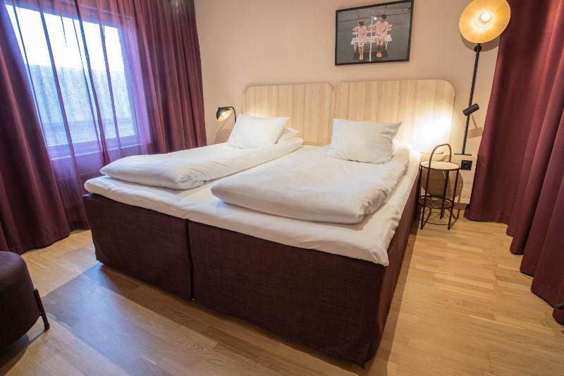 Superior King Room image 3