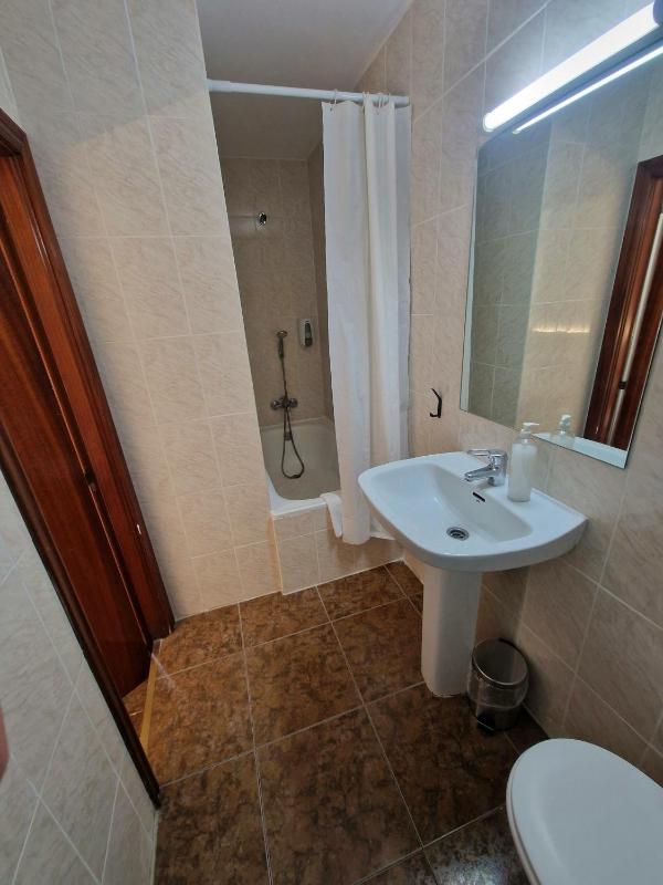 Twin Room image 4