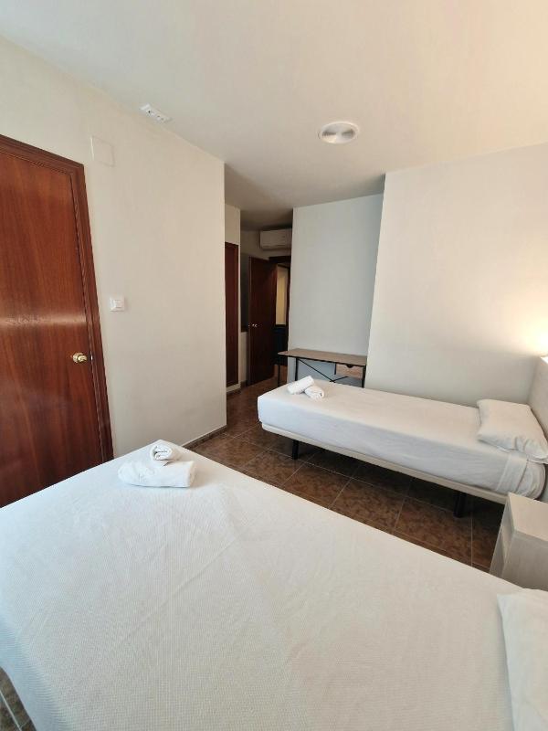 Twin Room image 3