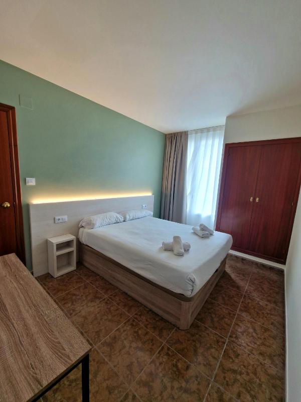 Double Room with Balcony image 3