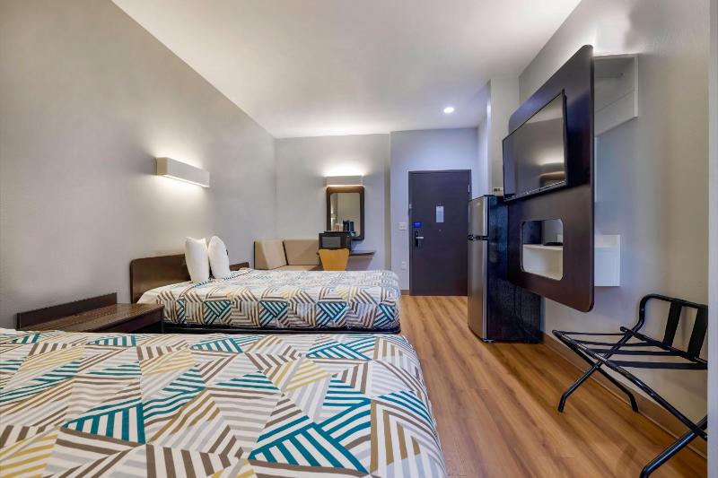 Economy Quadruple Room image 4