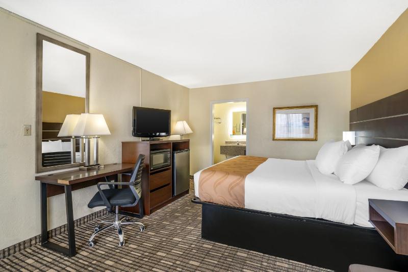 Standard King Room image 4