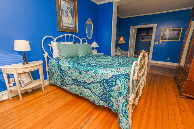 Queen Room image 2