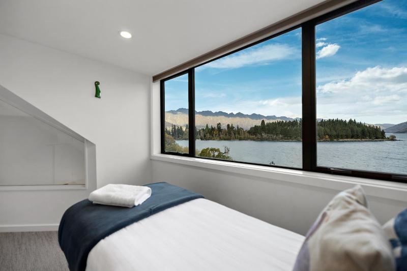 Lodges 11 - Lake views and close to town - image 1