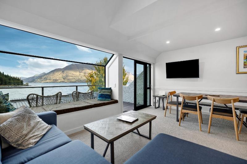 Lodges 11 - Lake views and close to town - image 7