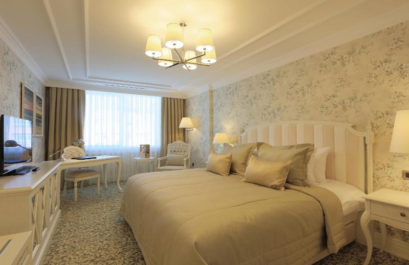 Deluxe Double or Twin Room image 4