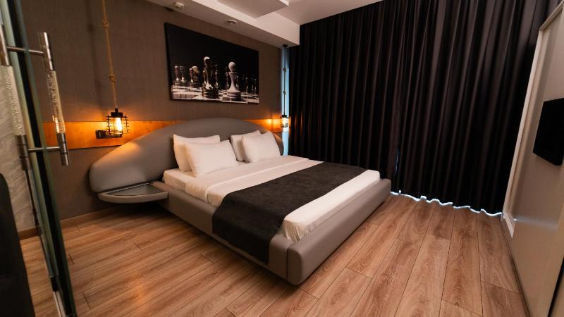 Deluxe Suite with City View image 3
