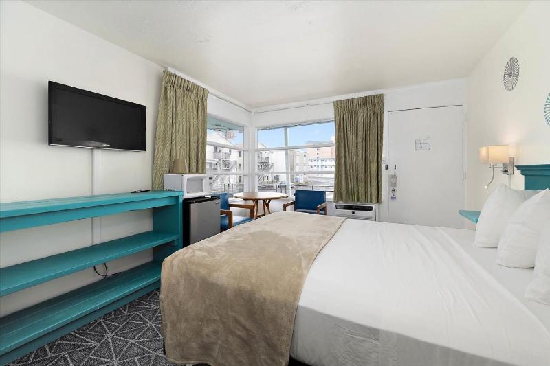 Queen Room With Partial Ocean View image 3
